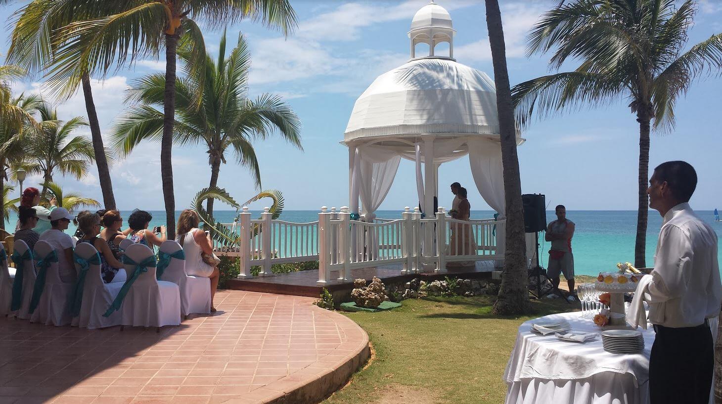 Gazebo blanc pour une cérémonie de mariage